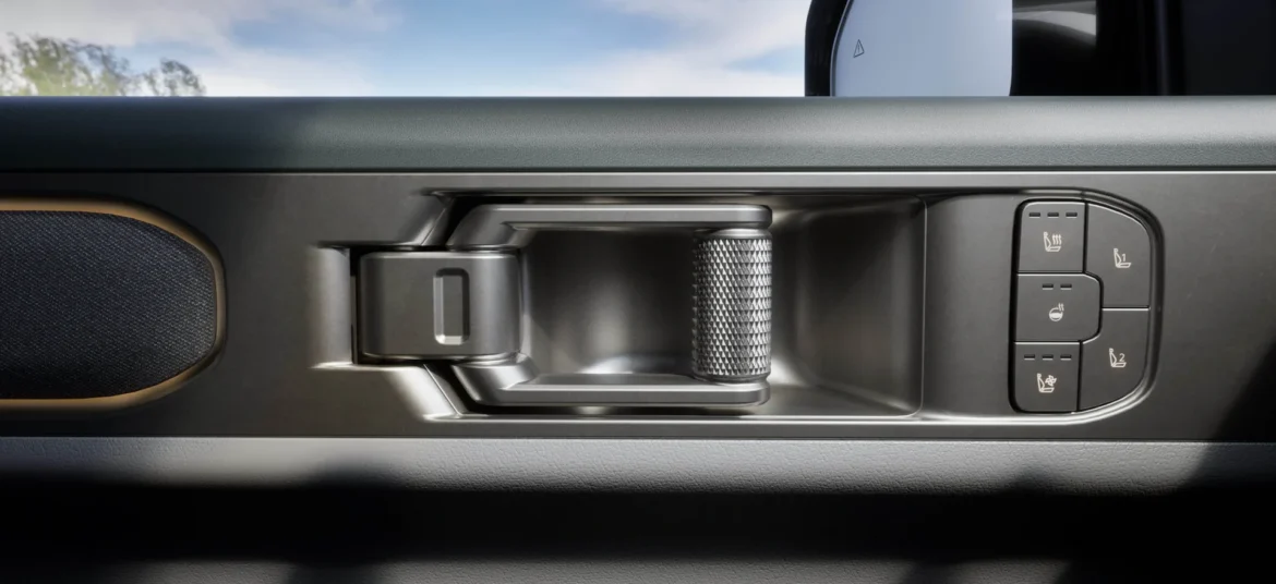 lineup-area-double-cab-interior-06-lg