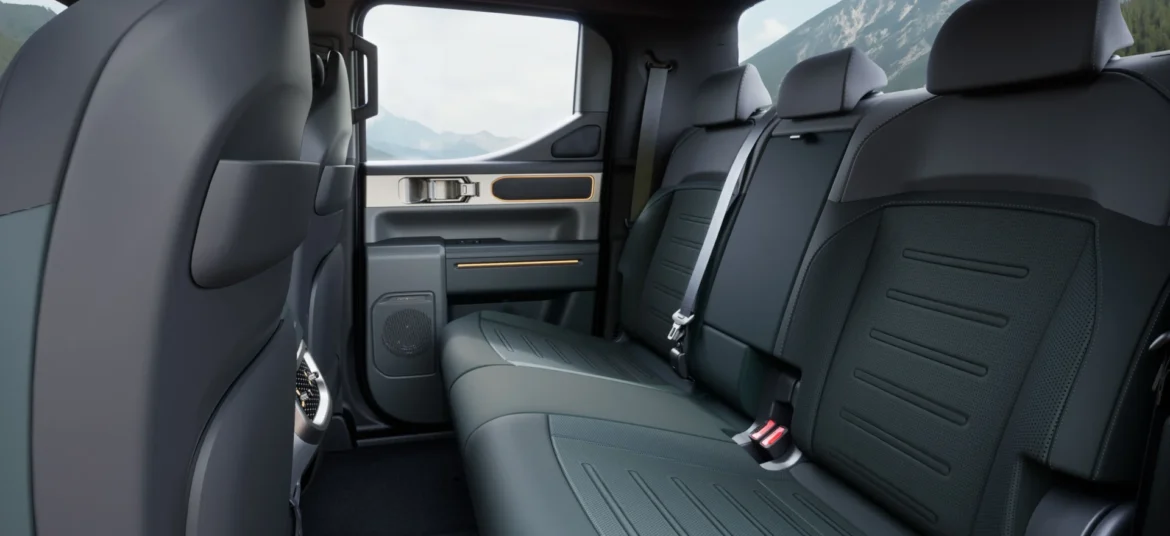 lineup-area-double-cab-interior-09-lg